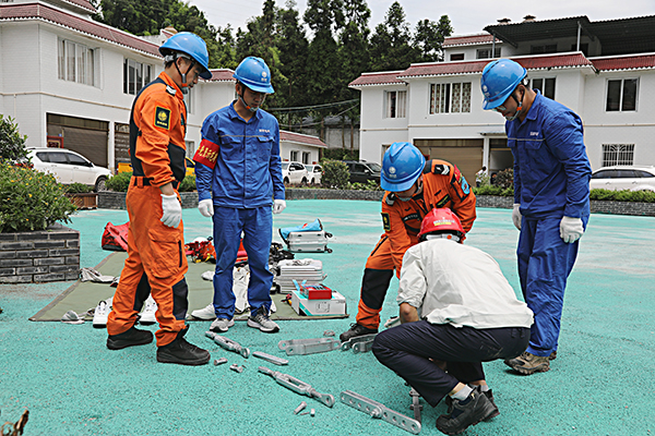 四川:直升飞机带电作业 紧急消除电力隐患