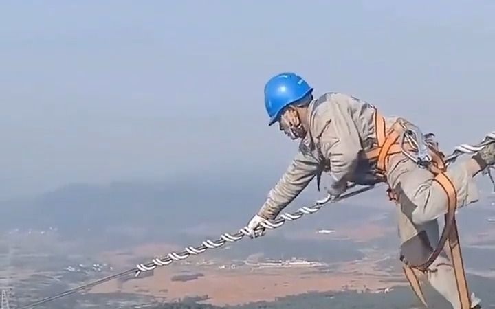 电力工人高空作业